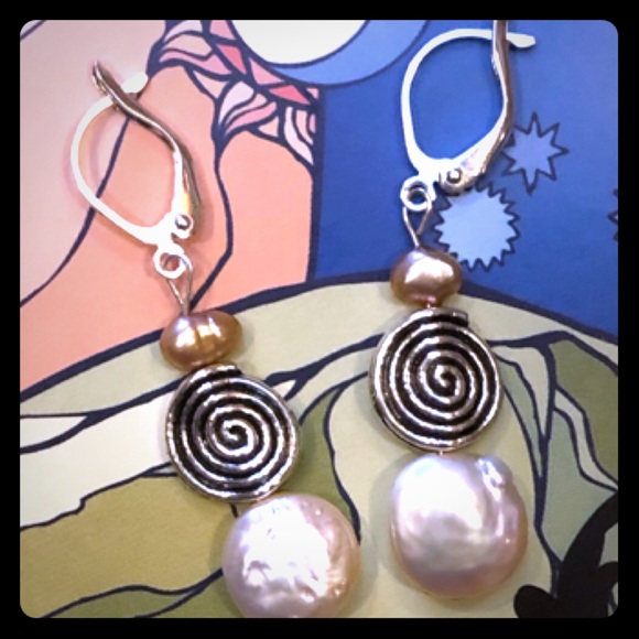Coin Pearl Spiral Earring in Peach